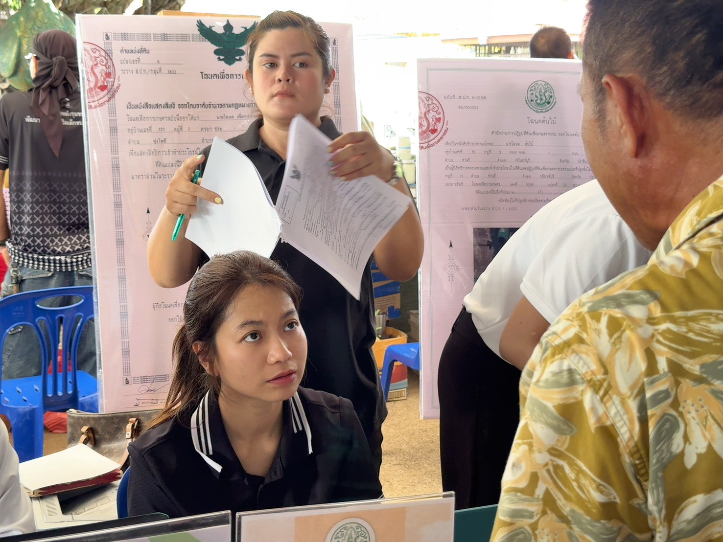 title - วันที่ 22 เมษายน 2569 นายวิทูล ประดิษฐบุญ ปฏิรูปที่ดินจังหวัดปราจีนบุรี  พร้อมด้วย เจ้าหน้าที่ ส.ป.ก.ปราจีนบุรี เข้าร่วมโครงการจังหวัดเคลื่อนที่  โครงการ 